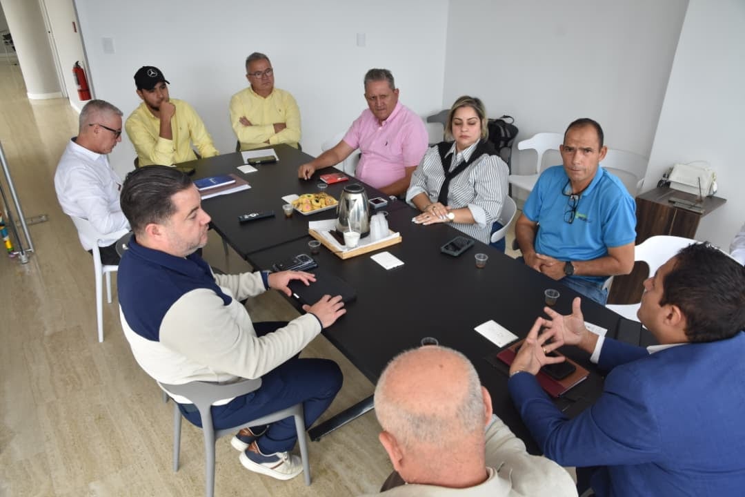 Los representantes de camaras, empresas y asociaciones de carga, reunidos alrededor de la mesa de trabajo.