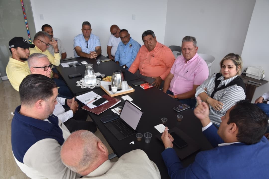 La mesa completa durante la discusion de la agenda del sector.