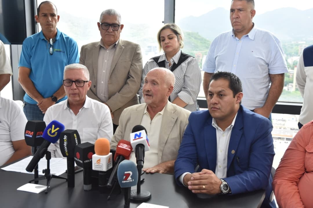 Los voceros del consejo atienden a los medios al terminar la reunion.