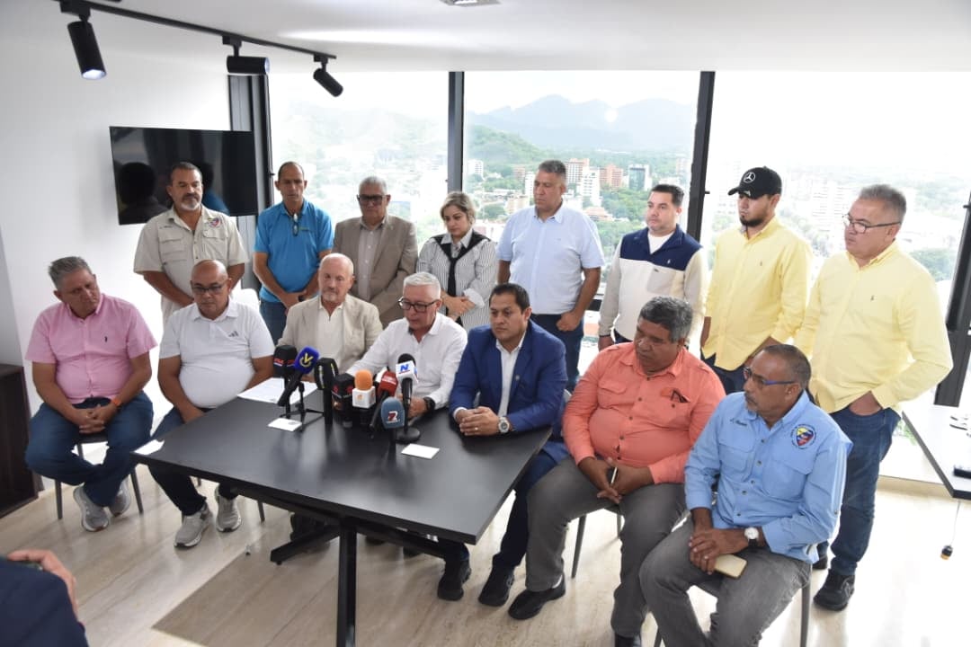 Rueda de prensa: la directiva acompanada por los representantes de los gremios.